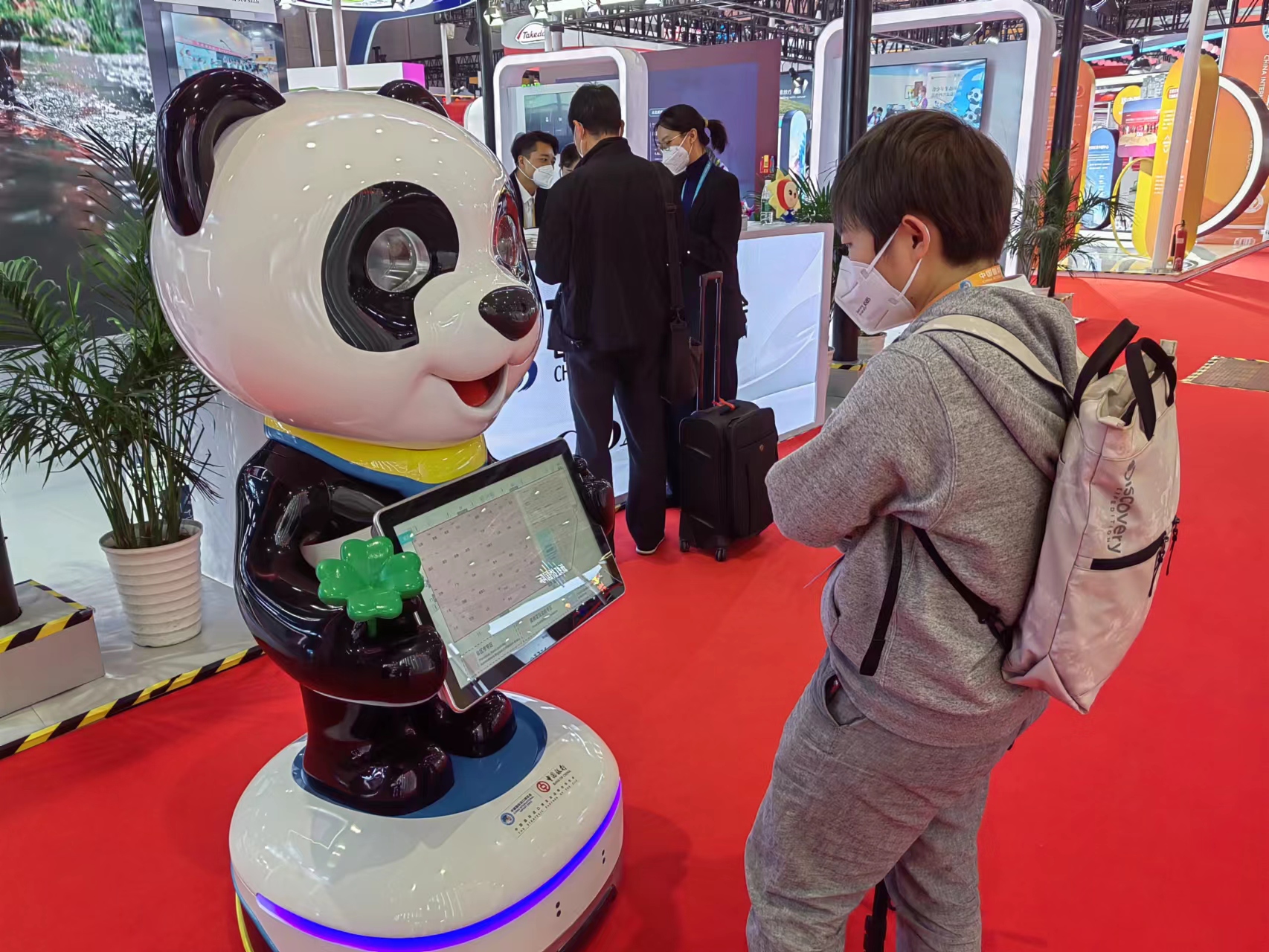 龙8国际智能服务机器人图片